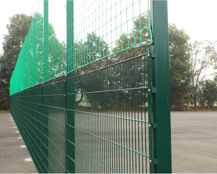 Ballfangzaun<br> mit Doppelstab-Gittermatte<br> <b> RAL 6005 moosgrn</b> - Bild
