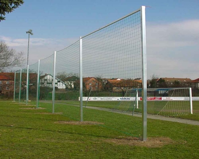 Ballfangzaun Komplettanlage<br> <b> Pfosten 120 x 100 mm<br> mit 2 Quertraversen und Spannseil</b> - Bild
