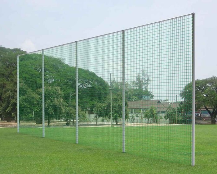 Ballfangzaun Komplettanlage<br> <b> Pfosten 120 x 100 mm</b><br> mit Quertraversen - Bild