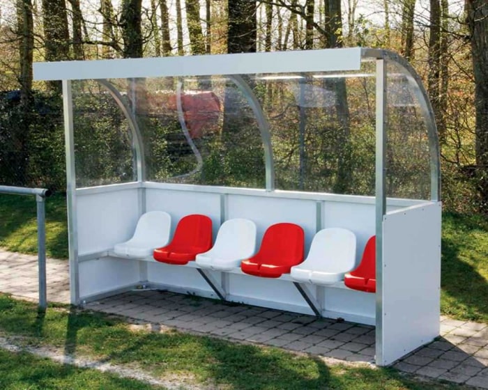 Spielerkabine Champion<br> mit <b> Sitzschalen in Vereinsfarben</b> - Bild