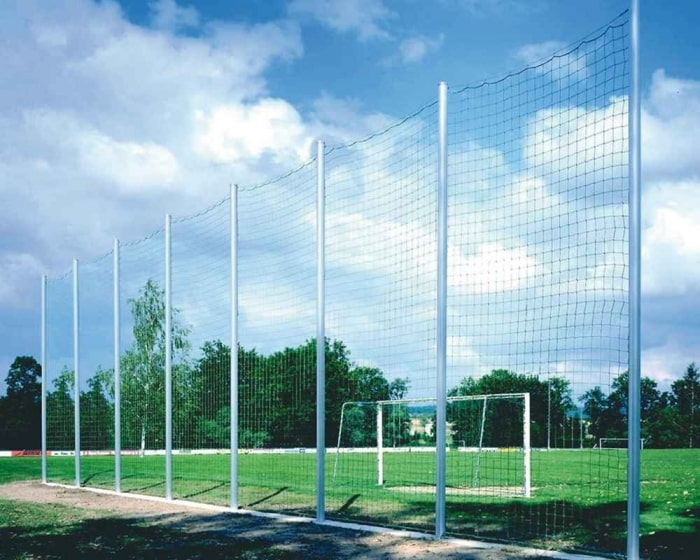 Ballfangzaun Komplettanlage<br> <b> Pfosten 120 x 100 mm</b><br> mit Spannseil - Bild