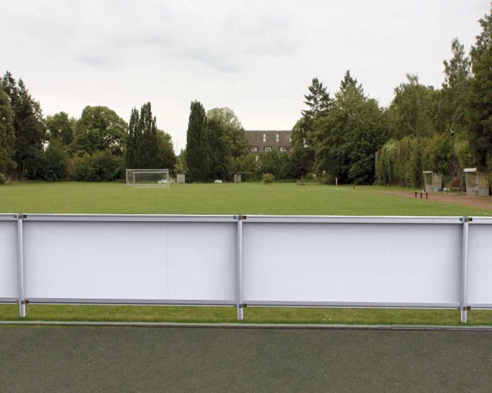 Sportplatz Barrieren System mit oder ohne <b> Bandenwerbung</b> - Bild